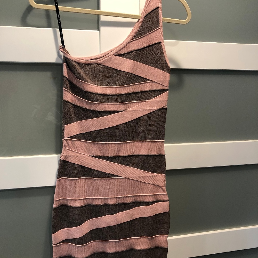 2B Bebe sexy fitted dress!